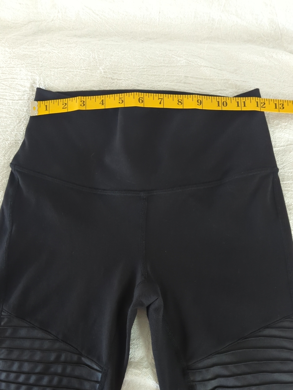Alo Yoga Black Moto Leggings Size Medium M Mesh Details Pintuck Performance - Picture 10 of 12
